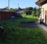 Dvůr v Řeči vhodný k bydlení, pozemky jsou ohraničeny plotem a zelenými keři.