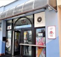 Vstup do obchodních prostor v Šali se značkami Lavazza a Happy Brezhnev zmrzlina.