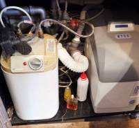 Technologie na úpravu vody v obchodních prostorách, včetně trubek a lahví na údržbu.