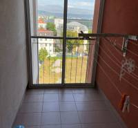 Balkon v 4-pokojovém bytě s výhledem na Bratislavu - Nivy, Jégého ulici.