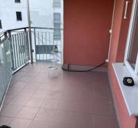 Balkon ve 4-pokojovém bytě na Jégého ulici v Bratislavě - Nivy.