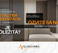 Reklamní plakát realitní kanceláře s obývacím pokojem v 3-pokojovém bytě, podlaha s dřevěným dekorem.