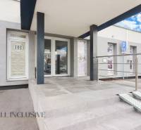 Vchod obchodních prostor na ulici Vajanského, s bezbariérovým přístupem a parkovacím místem.