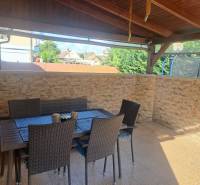 Terasa u rodinného domu v Černém Brodě s posezením z umělého ratanu.