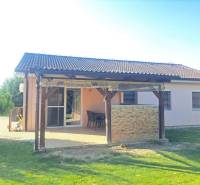 Rodinný dům v Čiernom Brodě s terasou, zahradou a pergolou, obklopený zeleným trávníkem.