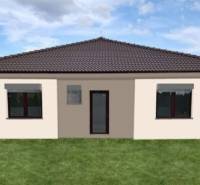 Rodinný dům v Kolonii, Galanta, s tmavou střechou a travnatou zahradou.