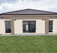 Rodinný dům na Kolonii v Galantě s trávníkem a velkými okny na terasu.