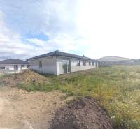 Stavba rodinného domu v Galantě obklopená přilehlým pozemkem a dalšími domy.