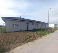 Rodinný dům v Galantě s jednopodlažní konstrukcí a upraveným okolím na nové ulici.