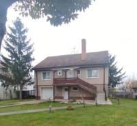 Rodinný dům v Dunajské Stredě, šikmá střecha, prostorná zahrada, venkovní schodiště.