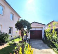 Rodinný dům v Partizánském s upravenou zahradou a garáží na klidné ulici.