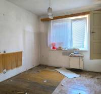 Nezbytná rekonstrukce pokoje v rodinném domě, zachovává přirozené světlo z okna.