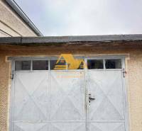 Brána na garáži Rodinného domu na ulici Dvory nad Žitavou, Dvory nad Žitavou.