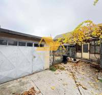 Garáž a zadní dvůr rodinného domu ve Dvorech nad Žitavou na podzim.