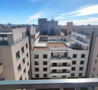 Výhled z bytu na Alvinczyho ulici ve městské části Staré Město, Košice.