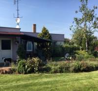 Rodinný dům v Černé Vodě se zahradou, psem a přilehlou terasou na odpočinek.