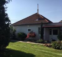 Rodinný dům v Černé Vodě s upravenou zahradou a terasou na relaxaci.