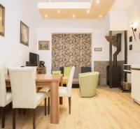 Jídelní kout v 2-pokojovém bytě s podlahou s dřevěným dekorem a krbem.