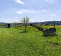 Travnatý pozemek s výhledem na kopce v okolí Sabinova vhodný k bydlení.