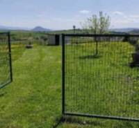 Brána a travnatý pozemek v Sabinově, vhodné k bydlení.