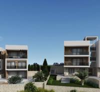 Rekreační apartmány ve městě Čiovo se současnou architekturou, obklopené zelení a kamennými zdmi.