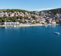 Pobřeží s jachtami a domy v Čiovo u rekreačních apartmánů.