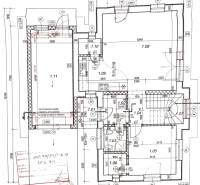 Půdorys rodinného domu v Bratislavě-Čunově na Konopiskách s garáží a několika místnostmi.