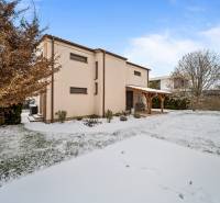 Rodinný dům na ulici Konopiská v Bratislavě - Čunově se zasněženou zahradou.