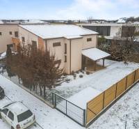 Rodinný dům v Bratislavě - Čunově na ulici Konopiská, zasněžená ulice, auta zaparkovaná.