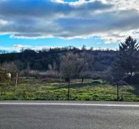 Pozemek na bydlení v Čifárech, ulici Čifáre, obklopený přírodou a stromy.