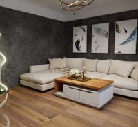 Prostorný obývací prostor v 3-pokojovém bytě s bílou sedačkou a podlahou s dřevěným dekorem.