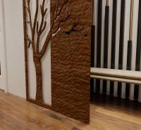 Interiér 3-pokojového bytu s dekorem dřeva a kovovým prvkem stromu na stěně.