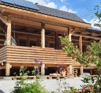 Dřevěná chata na Hviezdoslavově ulici v Tisovci s dřevěnou terasou a zahradou.