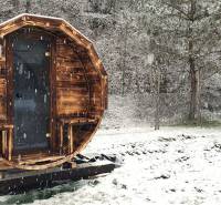 Sněhem pokrytá chata ve tvaru sudu na Hviezdoslavově ulici v Tisovci.