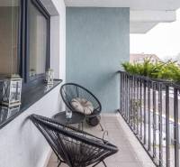 Balkon rodinného domu s pohodlnými křesly a stolkem, Krátká ulice, Spišské Bystré.