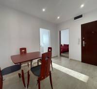 Jídelní stůl a židle v předsíni 3-pokojového bytu s dlažbou.