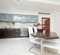 Kuchyně s bílými dlaždicemi a tmavým nábytkem v 3-pokojovém bytě, doplněná moderním vybavením.