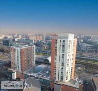 Budovy v Bratislavě - Petržalce na Kopčianské ulici s výhledem na železniční trať.