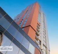 Vyšší rezidenční komplex se skleněnou fasádou na Kopčianské ulici v Bratislavě – Petržalce.