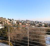 Výhled z balkonu se zábradlím na městskou panorámu Bratislavy - Staré Město, Broskyňová.