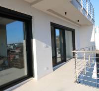 Balkon 4-pokojového bytu na Broskyňové ulici, Bratislava - Staré Město, s moderním zábradlím.