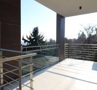 Balkon se zábradlím a výhledem na město ze 4pokojového bytu v Bratislavě.