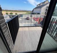 Balkon 2pokojového bytu na Náměstí u sýpky v Bratislavě - Jarovcích s výhledem na okolí.