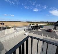 Výhled z balkonu na Náměstí u Sýpky v Bratislavě - Jarovce, u 2-pokojového bytu.