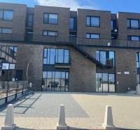 Exteriérový pohled na bytový komplex v Bratislavě - Jarovce na Náměstí při Sýpce.