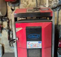 Kotel v kotelně rodinného domu s technickým vybavením.