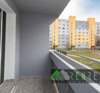 Balkón s výhledem na paneláky v Lučenci na Rúbanisku, z 3-pokojového bytu.