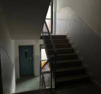 Schodiště v bytovém domě na Nejedlého ulici v Bratislavě - Dúbravce.