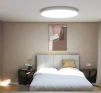 Na ulici Špačince, rodinný dům se světlou ložnicí, postelí, oknem a obrazem.