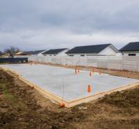 Základy pro rodinný dům v Sokolovcích, připravené pro další výstavbu.